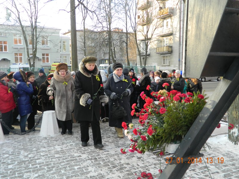 траурное мероприятие у памятного знака Малой дороги жизни