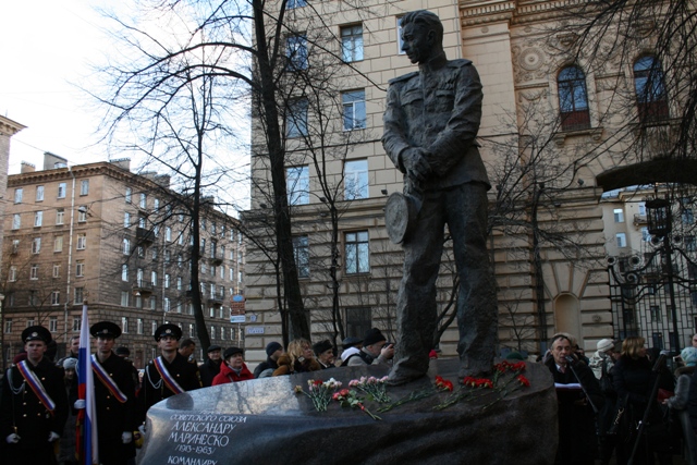 Памятник Маринеско Петербург