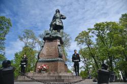 Жители принесли цветы к памятнику Петру Первому