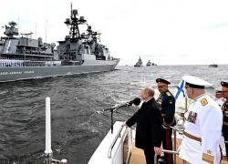 Владимир Путин на катере обошёл линию боевых кораблей на Кронштадтском рейде