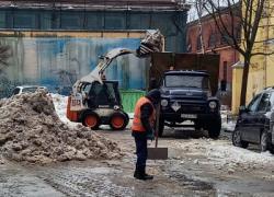 Особое внимание в условиях потепления — очистке кровель и вывозу снега