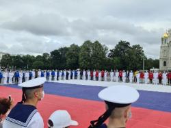 На Якорной площади развернули огромный флаг России