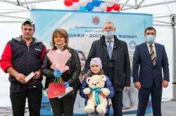 Молодым семьям вручили ключи и документы от новых квартир