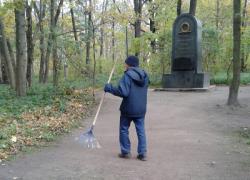 Сотрудники музыкальной школы привели в порядок памятник А. Домашенко