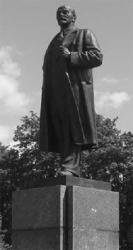 Красные флаги в Ленинском сквере